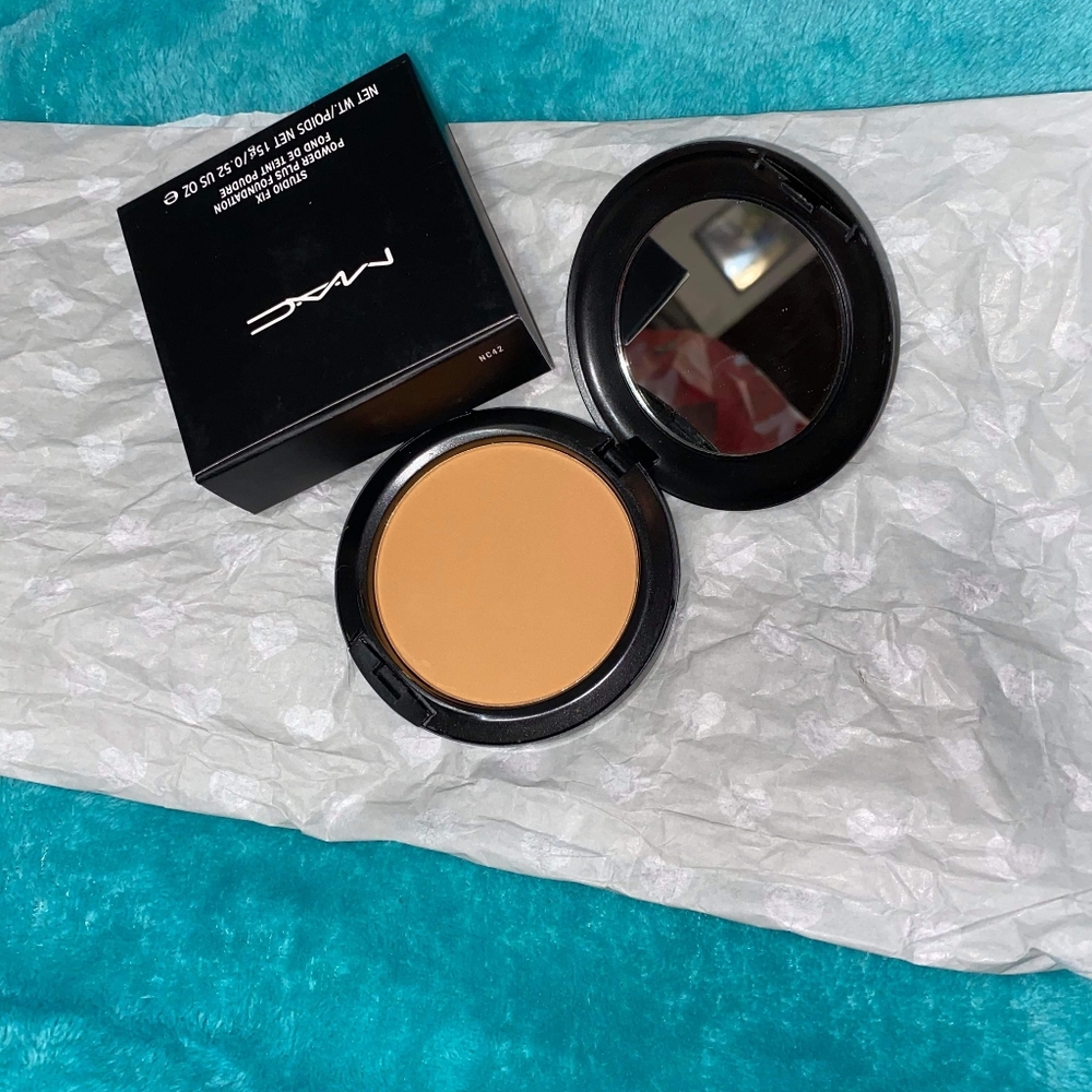 🌻 New Mac NC42 Studio Fix Powder + Foundation 🌻